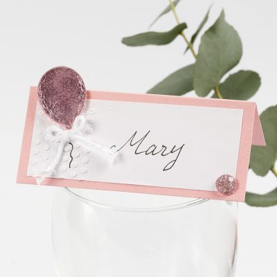 Une carte de placement avec un ballon décoré de Deco Foil