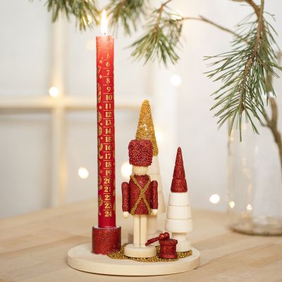 Un bougeoir décoré d’une figurine de Casse-Noisette