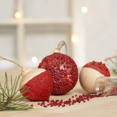 Boules de Noël décorées avec de la peinture pour loisirs créatifs