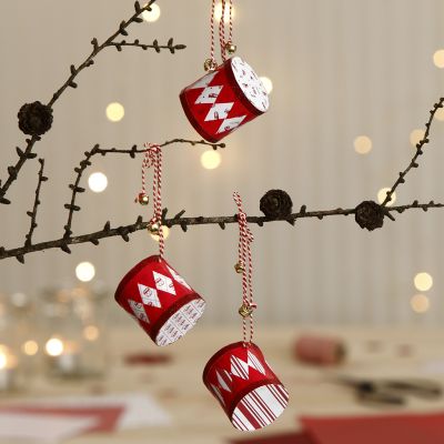 Tambours de No&euml;l r&eacute;alis&eacute;s en papier Design et d&eacute;cor&eacute;s de clochettes.