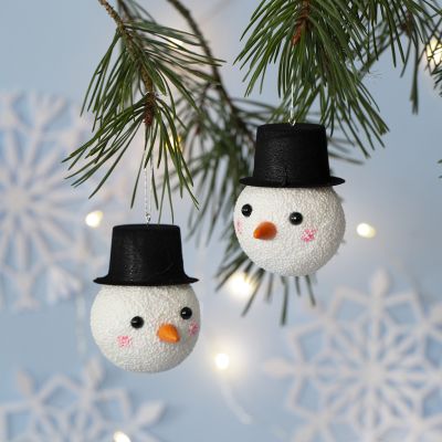 Une boule de Noël décorée en bonhomme de neige