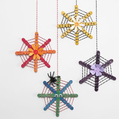 Décorations suspendues réalisées avec des bâtonnets de construction