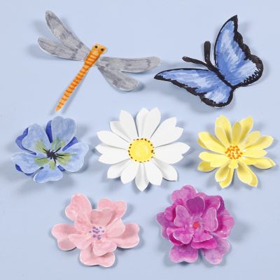 Insectes et fleurs perforés avec un effet 3D.