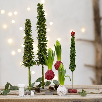 Sapin de Noël et décorations de Noël en feuillage naturel décorés avec de mini-perles en verre