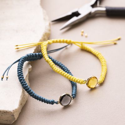 Un bracelet avec pendentif