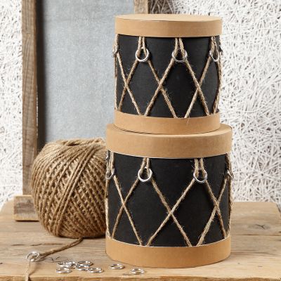 Boîtes en papier mâché décorées comme des tambours avec du papier imitation cuir