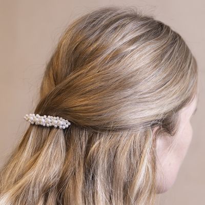 Une barrette décorée de fleurs en perles de cire
