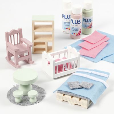 Mobilier de maison de poupée décoré de feutrine et de peinture de loisirs créatifs