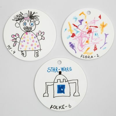 Assiettes en terre cuite décorées avec des feutres pour verre et porcelaine