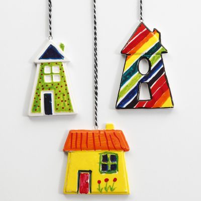 Maisons en porcelaine colorées à suspendre