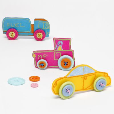 Des voitures en feuilles de plastique thermorétractable avec des roues en boutons