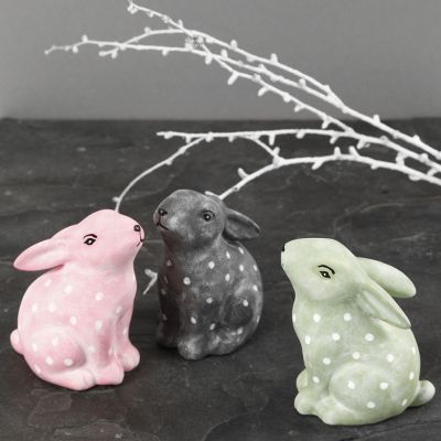 Lapins en porcelaine peints et décorés avec de la peinture pour verre et porcelaine ainsi que des marqueurs pour verre et porcelaine.