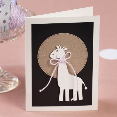 Une invitation avec une girafe découpée.