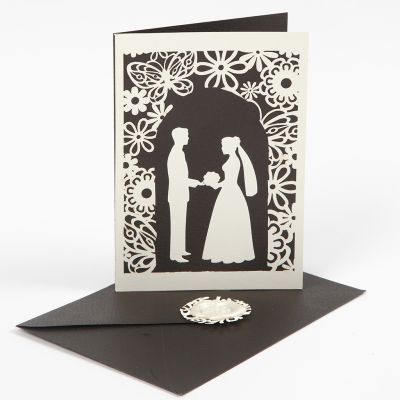 Une invitation de mariage avec un motif de mariage perforé et un carton ajouré