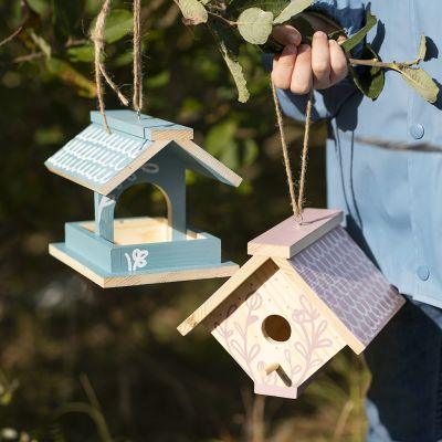 Une mangeoire &agrave; oiseaux faite maison, peinte avec de la peinture artisanale et d&eacute;cor&eacute;e avec des marqueurs Plus Color