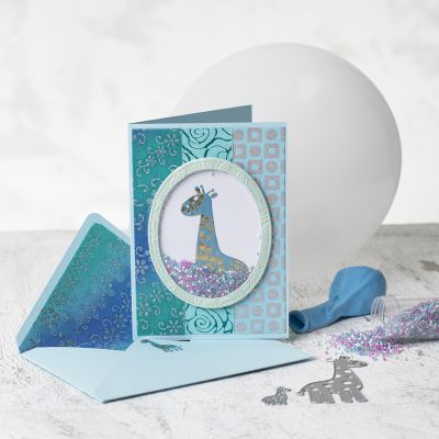 Une carte shaker et son enveloppe avec des motifs de girafe et du papier fait main
