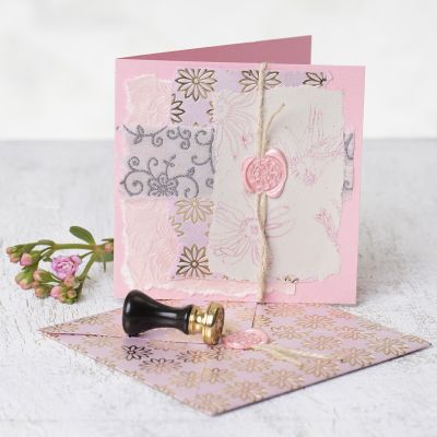 Une carte de vœux décorée avec du papier fait main