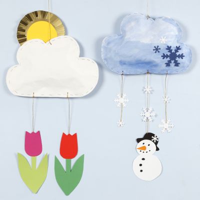 Mobiles nuageux repr&eacute;sentant diff&eacute;rents temps, r&eacute;alis&eacute;s en papier kraft et en carton