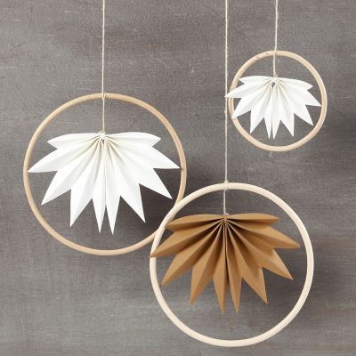 Décorations à suspendre réalisées avec des anneaux en bambou et des feuilles en papier imitation cuir