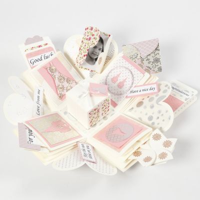 Une boîte surprise décorée pour la fête de confirmation d’une fille