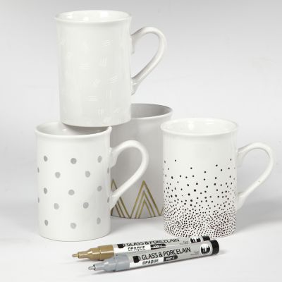 Tasses en porcelaine décorées avec différents motifs