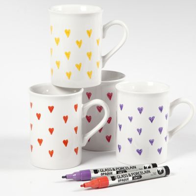 Des tasses en pocelaine decor&eacute;es de coeurs &agrave; l'aide de feutres pour verre et porcelaine