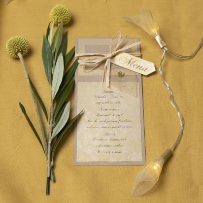 Une carte de menu en carton recyclé décorée avec une feuille squelette
