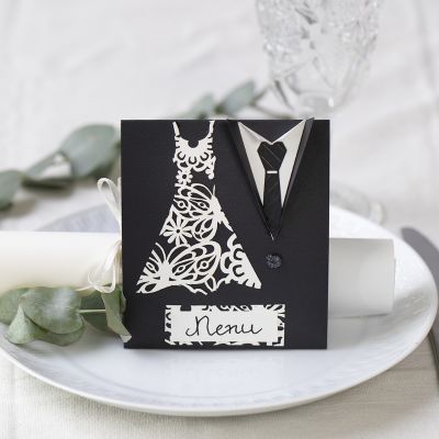Un menu de mariage décoré avec une robe et un smoking