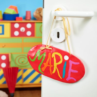 Une plaque de porte à suspendre réalisée en pâte à modeler Fimo