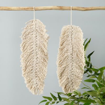 Une décoration suspendue en macramé en forme de feuille