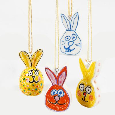 Lapins de Pâques en porcelaine décorés avec des marqueurs pour verre et porcelaine