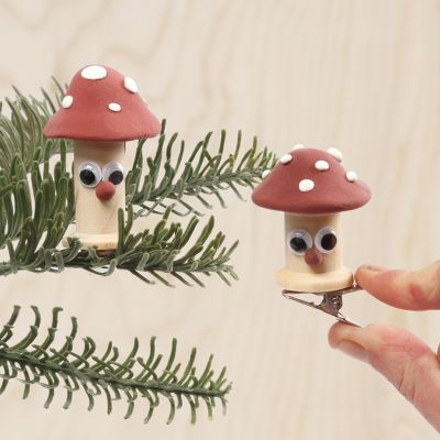 Des champignons réalisés à partir de bobines décorées avec de la Silk Clay et des yeux mobiles