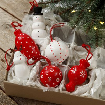 Figurines en bois et boules de Noël en bois à suspendre décorées avec de la peinture de loisirs créatifs.