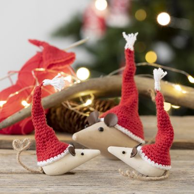 Des mini bonnets de lutins crochetés pour des souris en bois