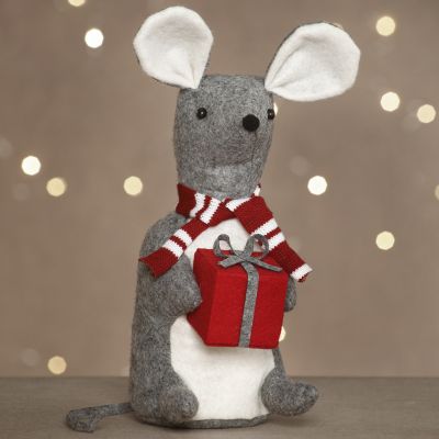 Une souris de Noël en feutre avec un cadeau