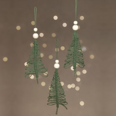 Un sapin de Noël suspendu en macramé