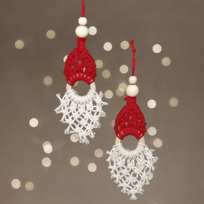 Une décoration suspendue de Père Noël en macramé