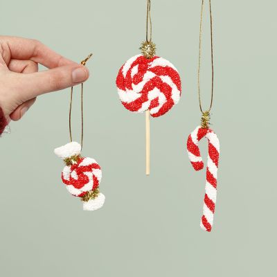 Décorations de Noël à suspendre en forme de bonbons fabriquées avec de la pâte foam