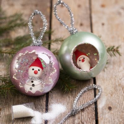 Boules de No&euml;l d&eacute;cor&eacute;es avec de la peinture Art Metal, des paillettes et des mini-figurines en Silk Clay