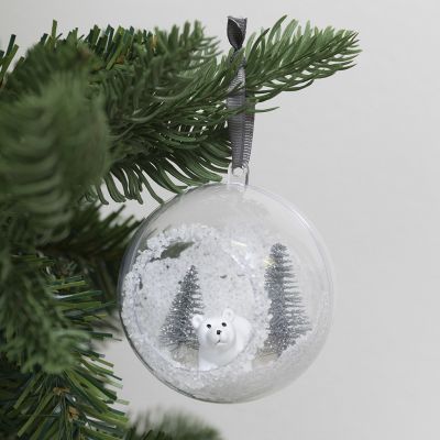Une boule de Noël avec un trou à l’avant