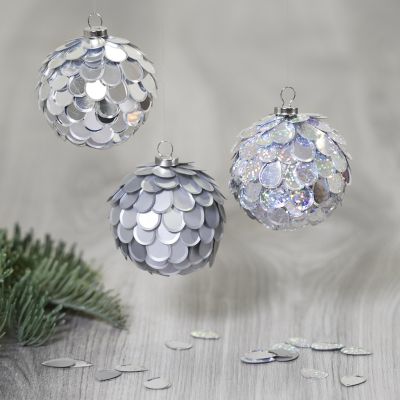 Une boule en polystyrène décorée avec de la colle Sticky Base et des paillettes