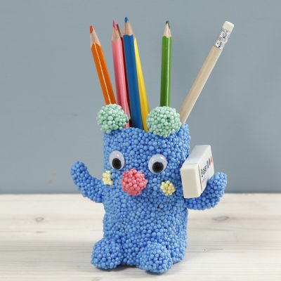 Un porte-crayons en forme de peluche réalisé en Foam Clay Large sur un tube en carton.