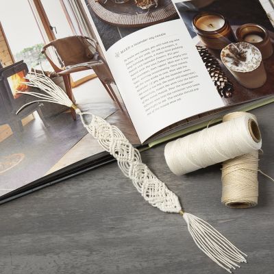 Un marque-page tressé en corde de bambou