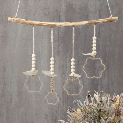 Décorations suspendues en fil de jute formées autour de découpoirs