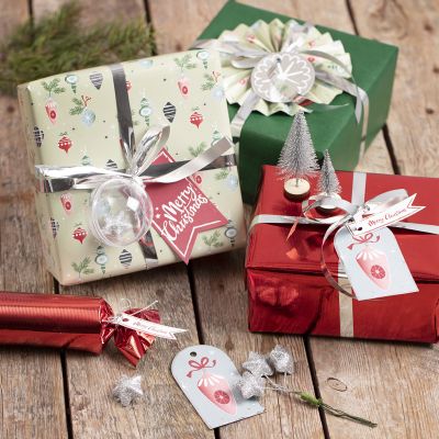 Emballage cadeau avec décorations de Noël