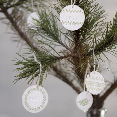 Décorations suspendues réalisées en pâte autodurcissante avec des motifs tamponnés