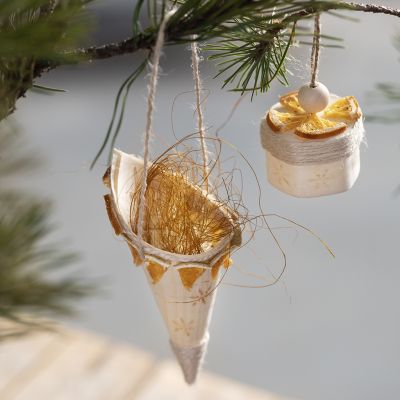 Un cône en placage de bois décoré avec des motifs estampés et des matériaux naturels