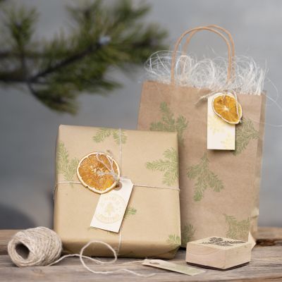 Emballage cadeau décoré de motifs estampés et de matériaux naturels