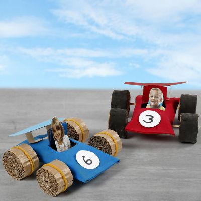 Voitures de course en rouleaux de carton