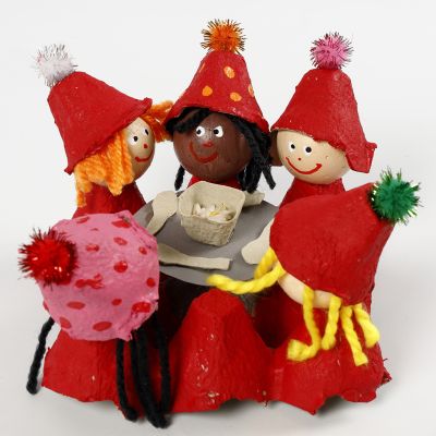 Des lutins autour d’une table réalisés avec des boîtes à œufs